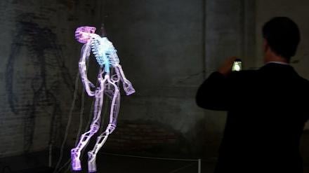 Leuchtskelett. Ein Werk des Künstlers Tavares Strachan von den Bahamas.