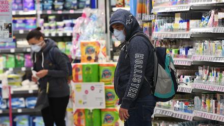 In Österreich müssen Kunden beim Einkauf ab jetzt Masken tragen.