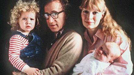 Trügerisches Idyll. Woody Allen 1988 mit Lebensgefährtin Mia Farrow, Adoptivtochter Dylan und dem gemeinsamen Sohn Ronan.