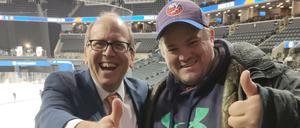 Sportlich, selbst in New York beim Eishockey. Glen Roters (rechts) mit Jon Ledecky, Miteigentümer der New York Islanders aus der NHL.
