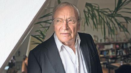 Den Menschen zugewandt. Uwe Timm in seiner Münchner Wohnung.