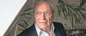 Den Menschen zugewandt. Uwe Timm in seiner Münchner Wohnung.