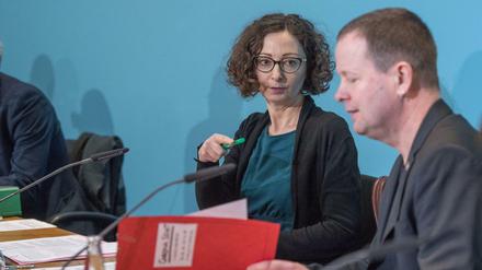 Wirtschaftssenatorin Pop (Bündnis 90/Die Grünen) und Kultursenator Lederer (Die Linke) am Dienstag auf einer Senats-PK. 