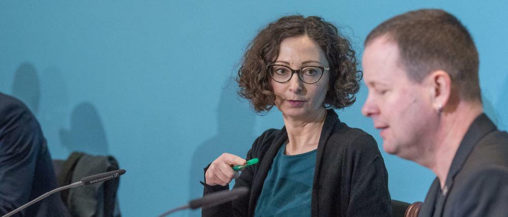 Wirtschaftssenatorin Pop (Bündnis 90/Die Grünen) und Kultursenator Lederer (Die Linke) am Dienstag auf einer Senats-PK.