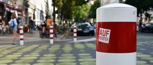 Waren die grünen Punkte zwischen rot-weißen Pollern auf der Bergmannstraße eigentlich ernst gemeint?