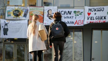 "Viel Glück" wurde den Abiturienten Ende März in Hessen gewünscht. Hier wurden die bisherigen Abi-Terminpläne durchgezogen.