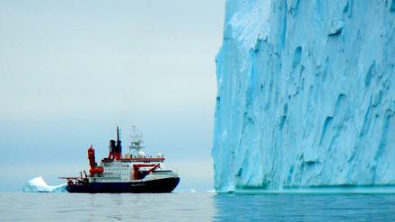 Das Forschungsschiff Polarstern vor einem mächtigen Eisberg in der inneren Pine Island Bucht. 