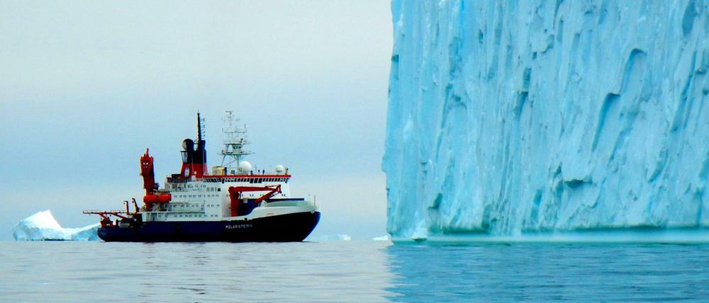 Das Forschungsschiff Polarstern vor einem mächtigen Eisberg in der inneren Pine Island Bucht.