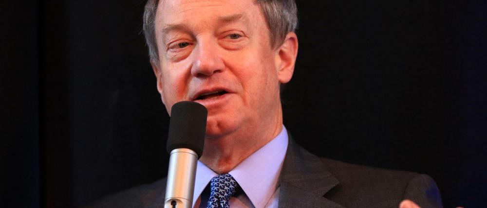 Der frühere US-Botschafter John Emerson besuchte im Jahr 2016 das Berliner Dreilinden-Gymnasium in Berlin-Nikolassee.