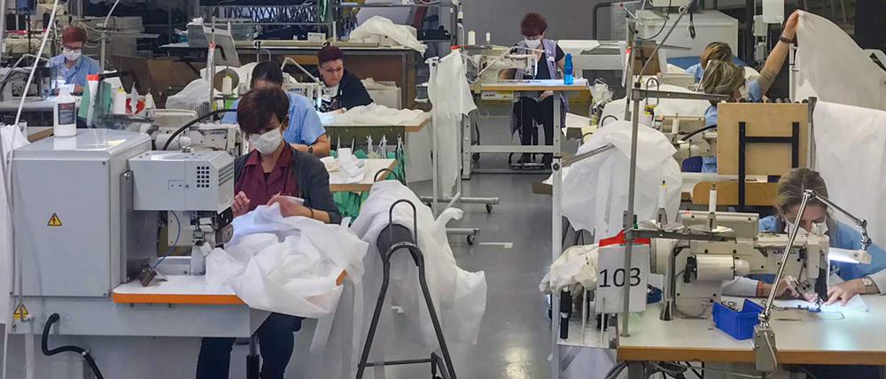 Kittel von Armani: Die Luxusmarke hat ihre Produktion - hier in Trient - auf medizinische Schutzkleidung umgestellt.