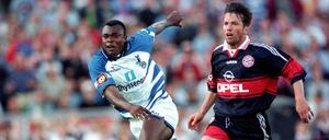 Und der große Lothar Matthäus (rechts) kann nur staunend zuschauen, als ihm Bachirou Salou davonsprintet und das 1:0 für den MSV erzielt.