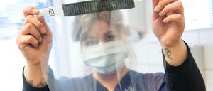 Mancherorts basteln Pflegekräfte ihre Schutzausrüstung selbst, hier in Schleswig-Holstein.