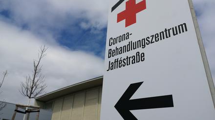 Hinweisschild zum Corona-Behandlungszentrum Jafféstraße auf dem Berliner Messegelände in Westend.