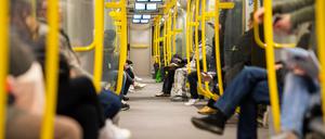 Im ÖPNV sind alle gleich – und müssen auf ihre Ankunft gemeinsam warten.