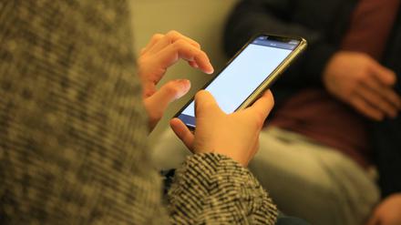 Ständiger Begleiter für viele Menschen in Deutschland: das Smartphone.