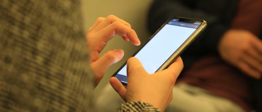 Ständiger Begleiter für viele Menschen in Deutschland: das Smartphone.