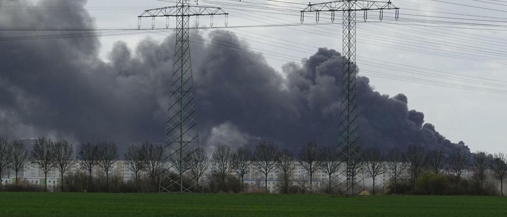 Eine Rauchwolke zieht über Häuser in Neu-Hohenschönhausen.