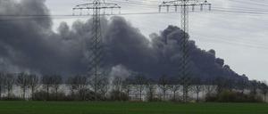 Eine Rauchwolke zieht über Häuser in Neu-Hohenschönhausen.