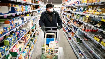 Das Tragen von Masken gehört zum "Smart Distancing", wie hier in einem Berliner Supermarkt. 