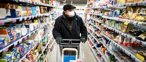 Das Tragen von Masken gehört zum "Smart Distancing", wie hier in einem Berliner Supermarkt. 