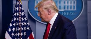 Donald Trump, Präsident der USA, verlässt nach einer Pressekonferenz den Raum. 