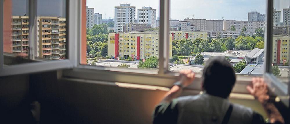 Die Welt nur noch durch das Fenster sehen - das könnte Risikopatienten schützen. Aber ist es verhältnismäßig?