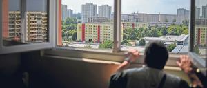 Die Welt nur noch durch das Fenster sehen - das könnte Risikopatienten schützen. Aber ist es verhältnismäßig?