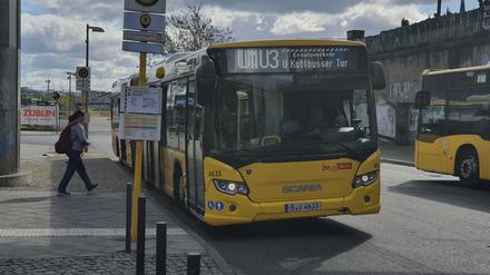 An der Warschauer Straße starten die Ersatzbuss unten in der Tamara-Danz-Straße