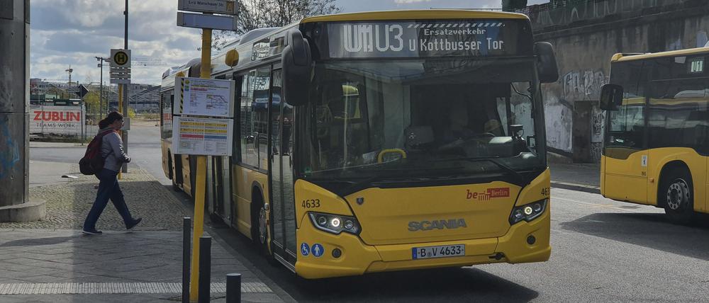 An der Warschauer Straße starten die Ersatzbuss unten in der Tamara-Danz-Straße