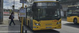 An der Warschauer Straße starten die Ersatzbuss unten in der Tamara-Danz-Straße