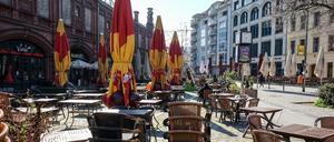 Gestapelte Stühle und leere Tische von geschlossenen Cafes und Restaurants sind auf dem Hackeschen Markt zu sehen.