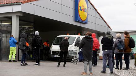 Falsch verstanden: In Polen bilden sich lange Schlangen vor Supermärkten, weil viele Bürger die neuen Vorschriften nicht kennen oder missverstehen.
