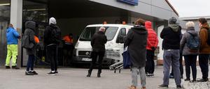 Falsch verstanden: In Polen bilden sich lange Schlangen vor Supermärkten, weil viele Bürger die neuen Vorschriften nicht kennen oder missverstehen.