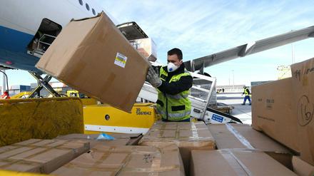 Schutzausrüstung wird an einem Flughafen verladen.