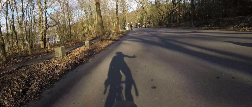 Schatten eines Radfahrers auf der Havelchaussee in Berlin.