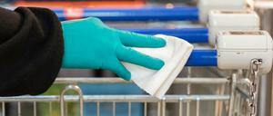 In vielen Supermärkten müssen Gäste nun einen Einkaufswagen oder -korb nehmen, damit die Mitarbeiter einen Überblick über die Anzahl der Gäste behalten können.