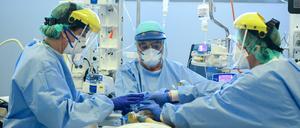 Ein Covid-19-Patient wird im italienischen Bergamo behandelt.
