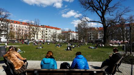 Sonnenschein scheint für viele Berliner ein ausreichender Grund zu sein, sich in den Parks wie am Boxhagener Platz zu entspannen.