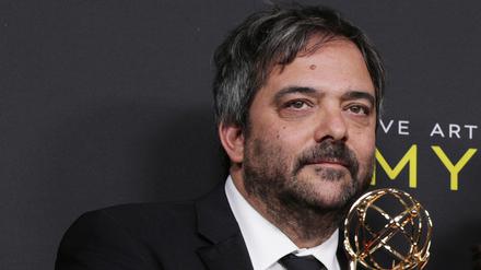 Adam Schlesinger mit dem Emmy, den er 2019 für die Musik in „Crazy Ex-Girlfriend“ gewann.