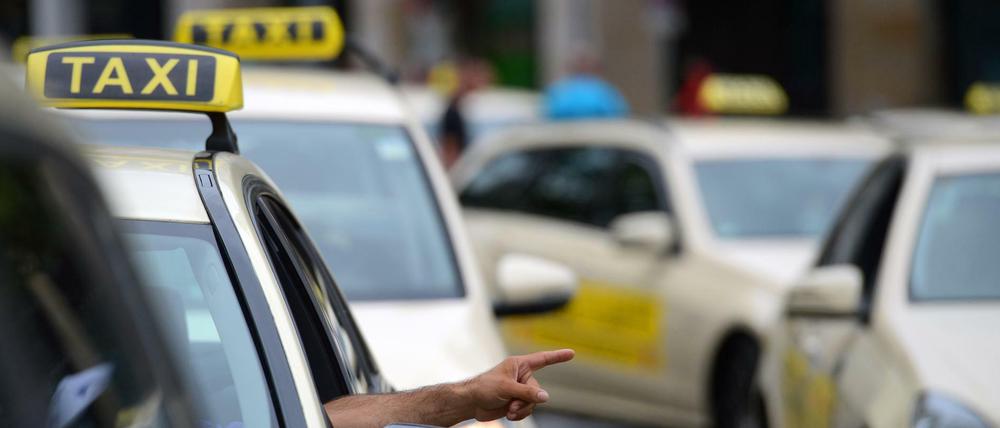 Unter anderem Taxi-Kleinbetriebe können in Berlin derzeit keine Zuschüsse beantragen, wenn sie mehr als zehn Mitarbeiter haben (Symbolbild).