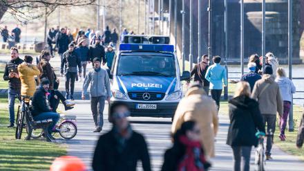 Ein Lautsprecherwagen der Polizei am südlichen Mainufer