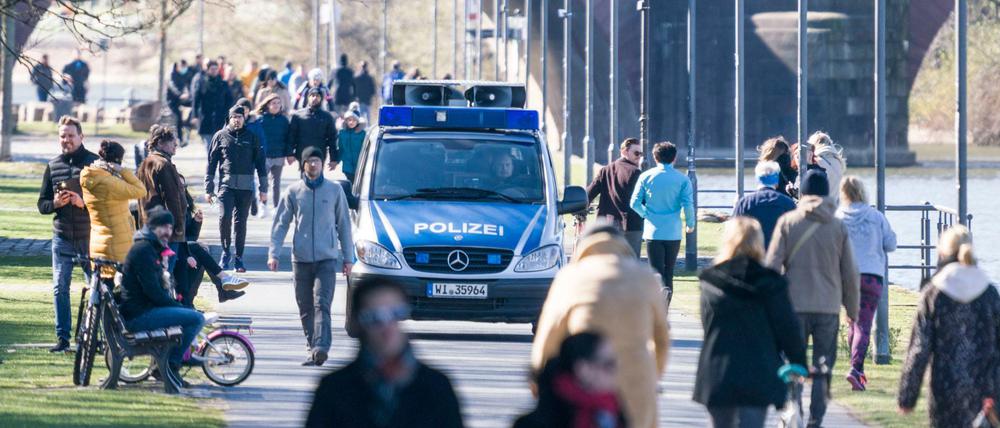 Ein Lautsprecherwagen der Polizei am südlichen Mainufer