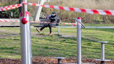 Abgesperrte Fitnessgeräte im Lietzenseepark in Charlottenburg. Das Coronavirus schränkt das öffentliche Leben in Berlin stark ein. 