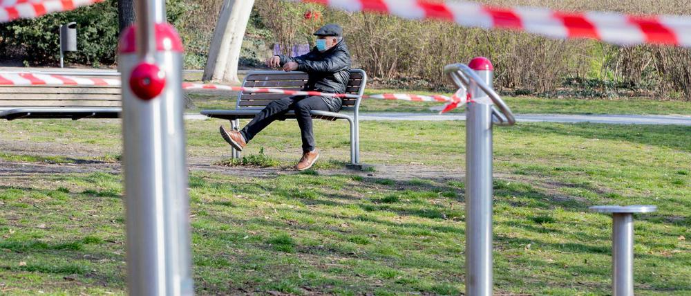 Abgesperrte Fitnessgeräte im Lietzenseepark in Charlottenburg. Das Coronavirus schränkt das öffentliche Leben in Berlin stark ein.