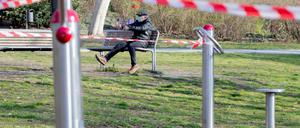 Abgesperrte Fitnessgeräte im Lietzenseepark in Charlottenburg. Das Coronavirus schränkt das öffentliche Leben in Berlin stark ein. 
