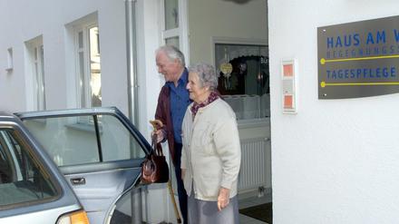 Tagespflege-Angebote schaffen Entlastung. Doch viele Einrichtungen sind jetzt wegen Corona geschlossen.