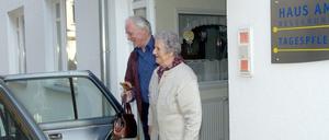 Tagespflege-Angebote schaffen Entlastung. Doch viele Einrichtungen sind jetzt wegen Corona geschlossen.
