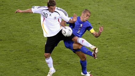 Cannavaro hier, Cannavaro da, Cannavaro überall. Italiens Abwehrchef ließ die deutschen Angreifer (hier Lukas Podolski) nicht zur Entfaltung kommen.