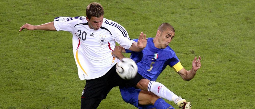 Cannavaro hier, Cannavaro da, Cannavaro überall. Italiens Abwehrchef ließ die deutschen Angreifer (hier Lukas Podolski) nicht zur Entfaltung kommen.