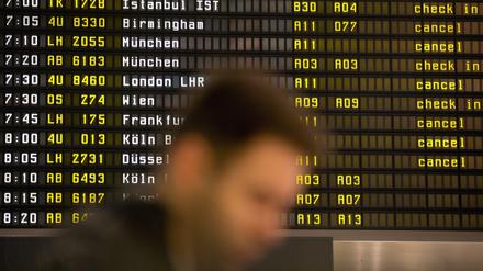 Nur noch wenige Flüge kommen in Berlin an - trotzdem gibt es kaum Kontrollen der Ankommenden.